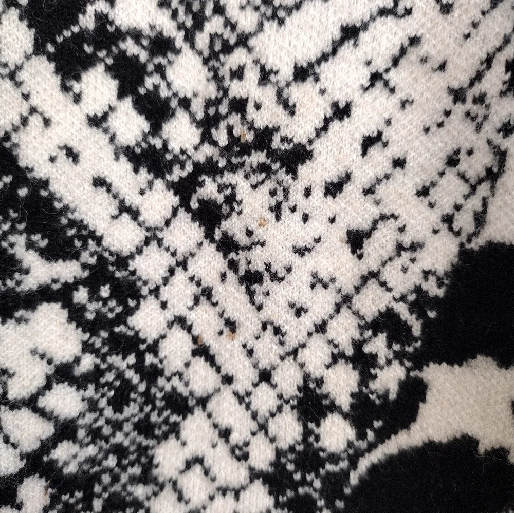 Guess Tamelia Black Cream Animal Print Cropped Sweater Size Large - Picture 15 of 15
